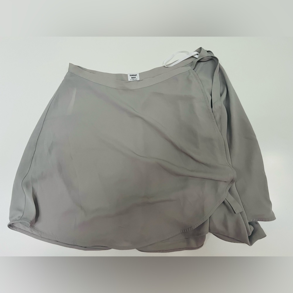 Sunday Best Ariel Skirt Size 6.  Great condition.  Taupe.  From Aritzia. - Picture 6 of 7